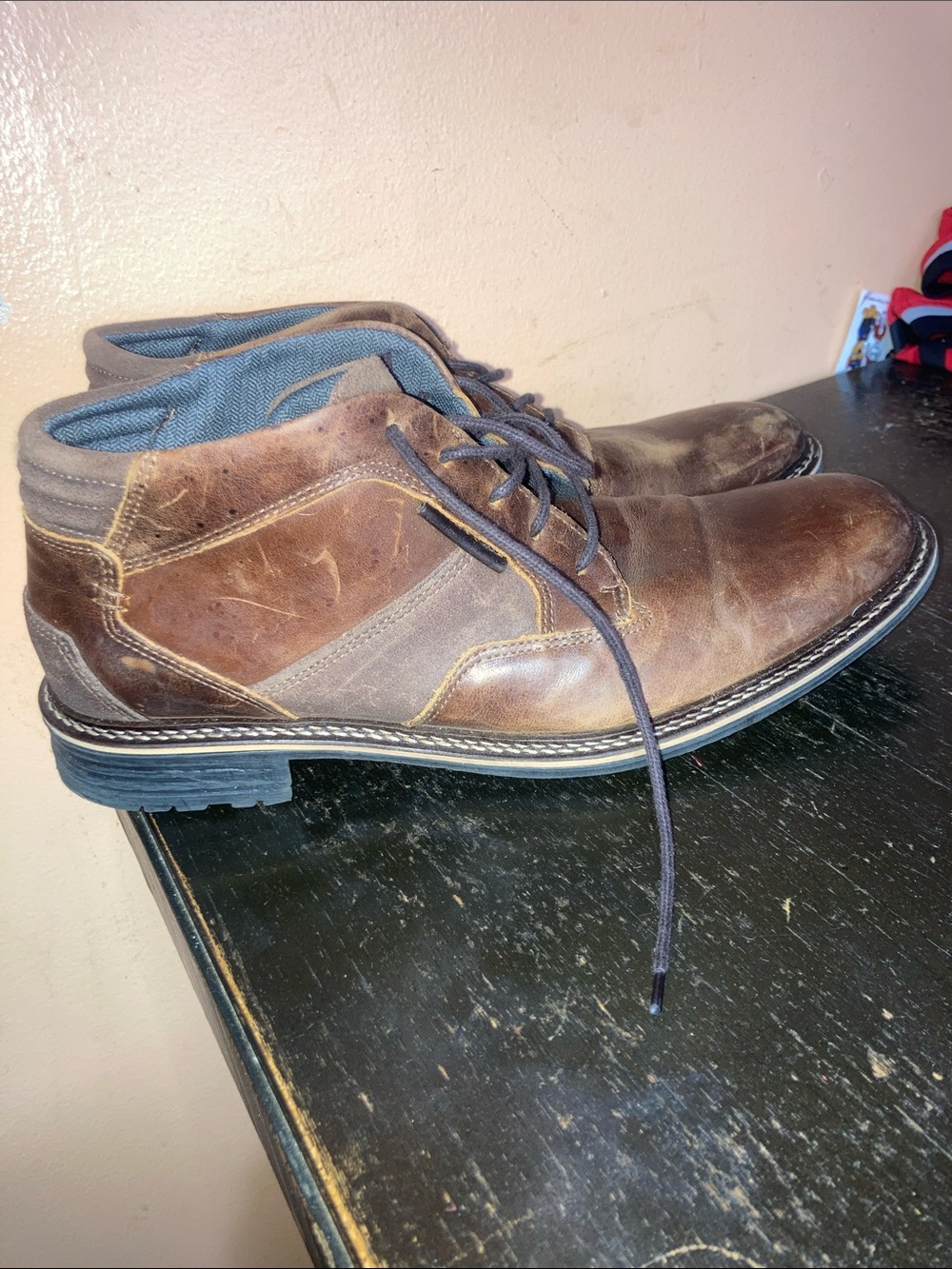 Classic Brown Leather Men’s Chukka Boots with Lace-Up Closure